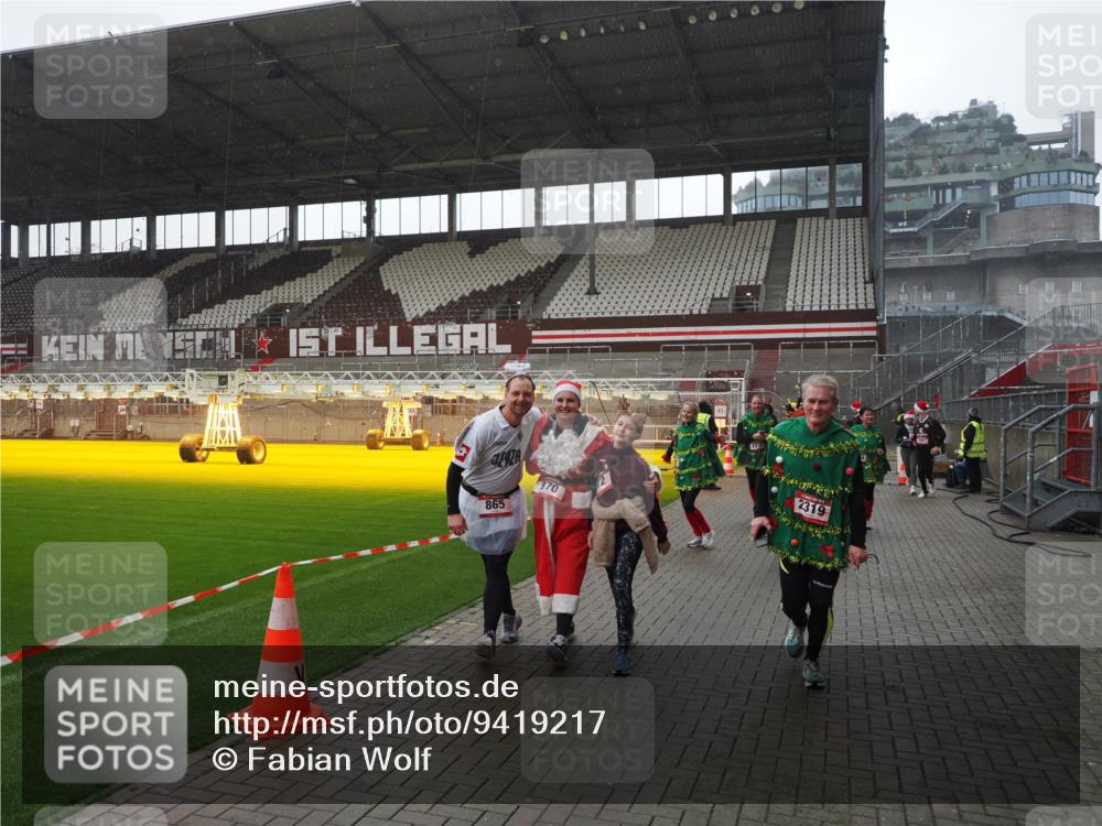 07.12.2025 - St. Pauli X-Mass-Run No. 15 Fabian Wolf http://msf.ph/oto/9419217 07.12.2025 11:30:48 Ziel 487, 539, 579, 581, 848, 865, 870, 872, 2307, 2308, 2311, 2314, 2317, 2319, 2449, 2450, 2871 meine-sportfotos.de