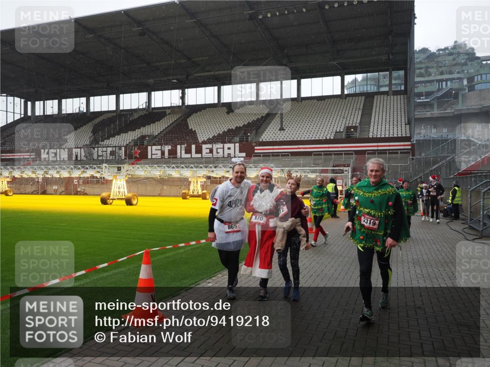 07.12.2025 - St. Pauli X-Mass-Run No. 15 Fabian Wolf http://msf.ph/oto/9419218 07.12.2025 11:30:48 Ziel 487, 539, 579, 581, 848, 865, 870, 872, 2307, 2308, 2311, 2314, 2317, 2319, 2449, 2450, 2871 meine-sportfotos.de