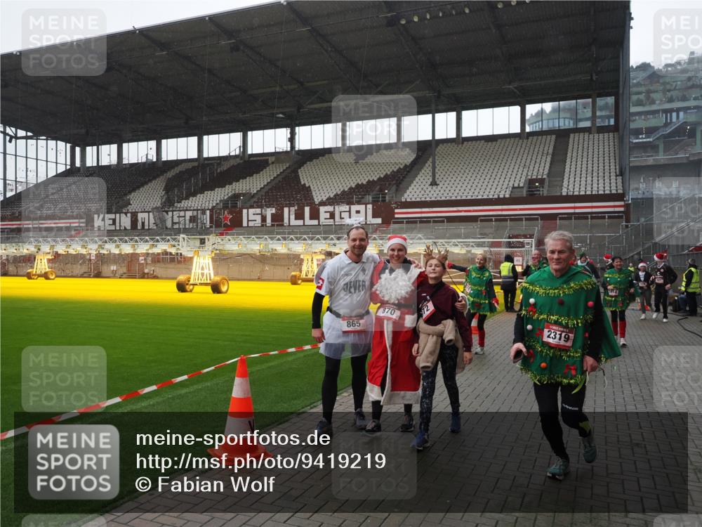 07.12.2025 - St. Pauli X-Mass-Run No. 15 Fabian Wolf http://msf.ph/oto/9419219 07.12.2025 11:30:49 Ziel 487, 539, 554, 579, 581, 848, 865, 870, 872, 2307, 2308, 2311, 2314, 2317, 2319, 2449, 2450, 2871, 3328 meine-sportfotos.de
