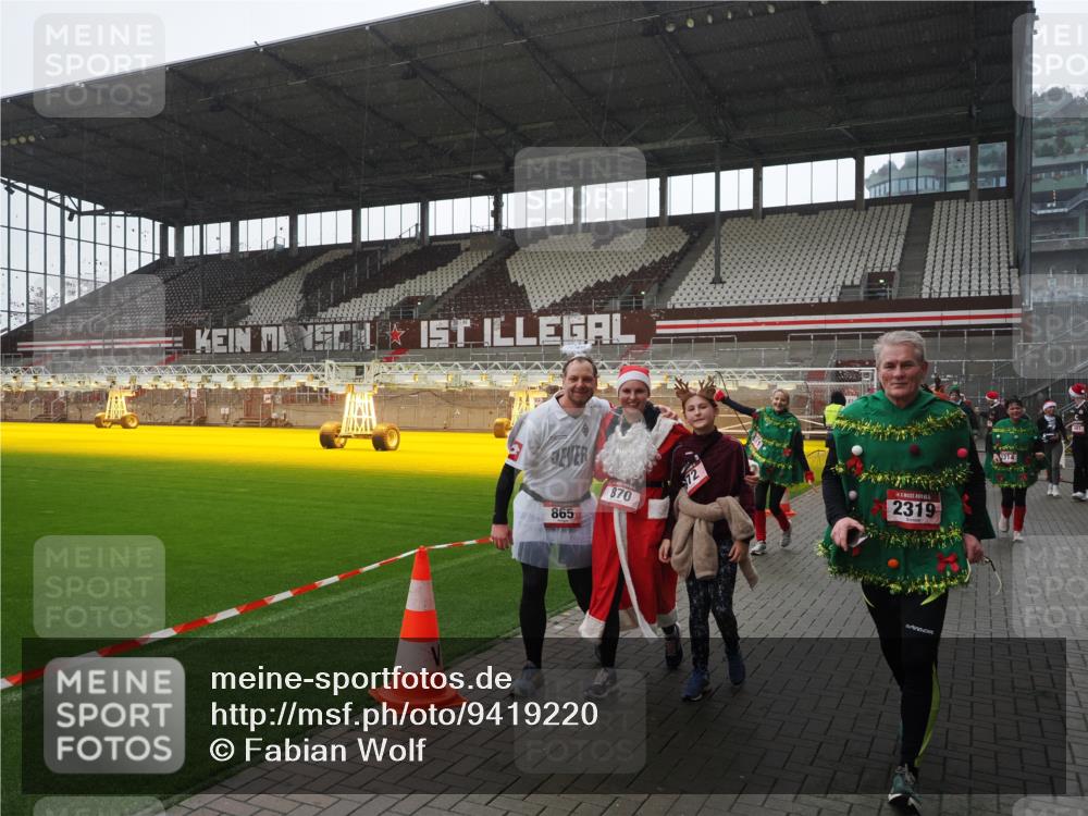 07.12.2025 - St. Pauli X-Mass-Run No. 15 Fabian Wolf http://msf.ph/oto/9419220 07.12.2025 11:30:49 Ziel 487, 539, 554, 579, 581, 848, 865, 870, 872, 2307, 2308, 2311, 2314, 2317, 2319, 2449, 2450, 2871, 3328 meine-sportfotos.de