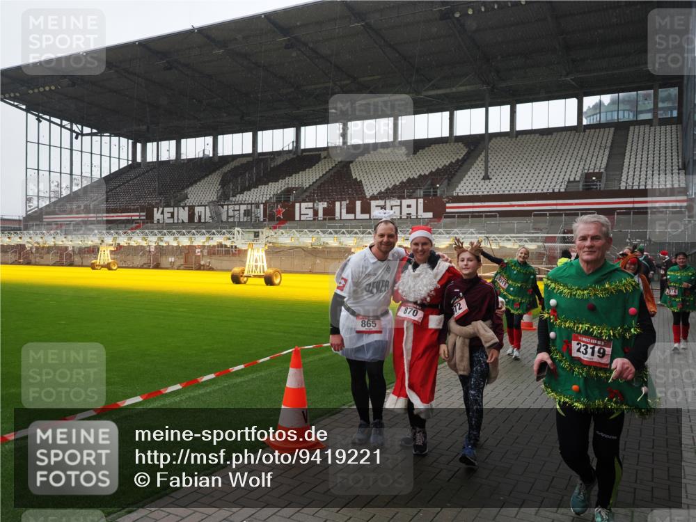 07.12.2025 - St. Pauli X-Mass-Run No. 15 Fabian Wolf http://msf.ph/oto/9419221 07.12.2025 11:30:49 Ziel 487, 539, 554, 579, 581, 848, 865, 870, 872, 2307, 2308, 2311, 2314, 2317, 2319, 2449, 2450, 2871, 3328 meine-sportfotos.de