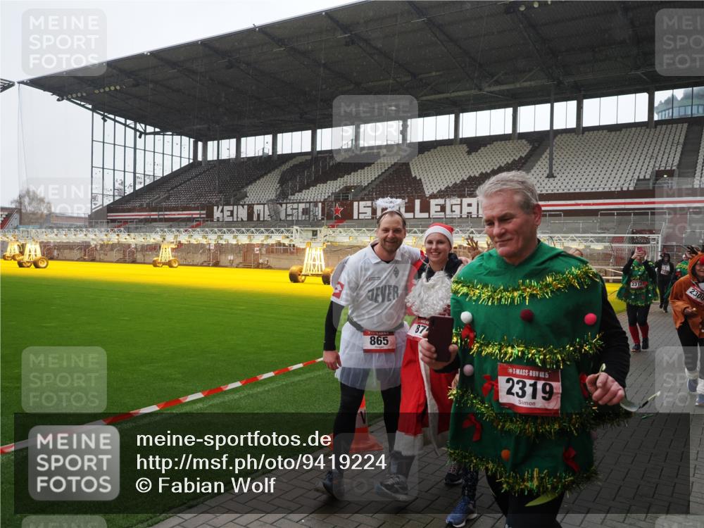 07.12.2025 - St. Pauli X-Mass-Run No. 15 Fabian Wolf http://msf.ph/oto/9419224 07.12.2025 11:30:50 Ziel 487, 539, 554, 579, 581, 848, 865, 870, 872, 2307, 2308, 2311, 2314, 2317, 2319, 2449, 2450, 2871, 3328 meine-sportfotos.de