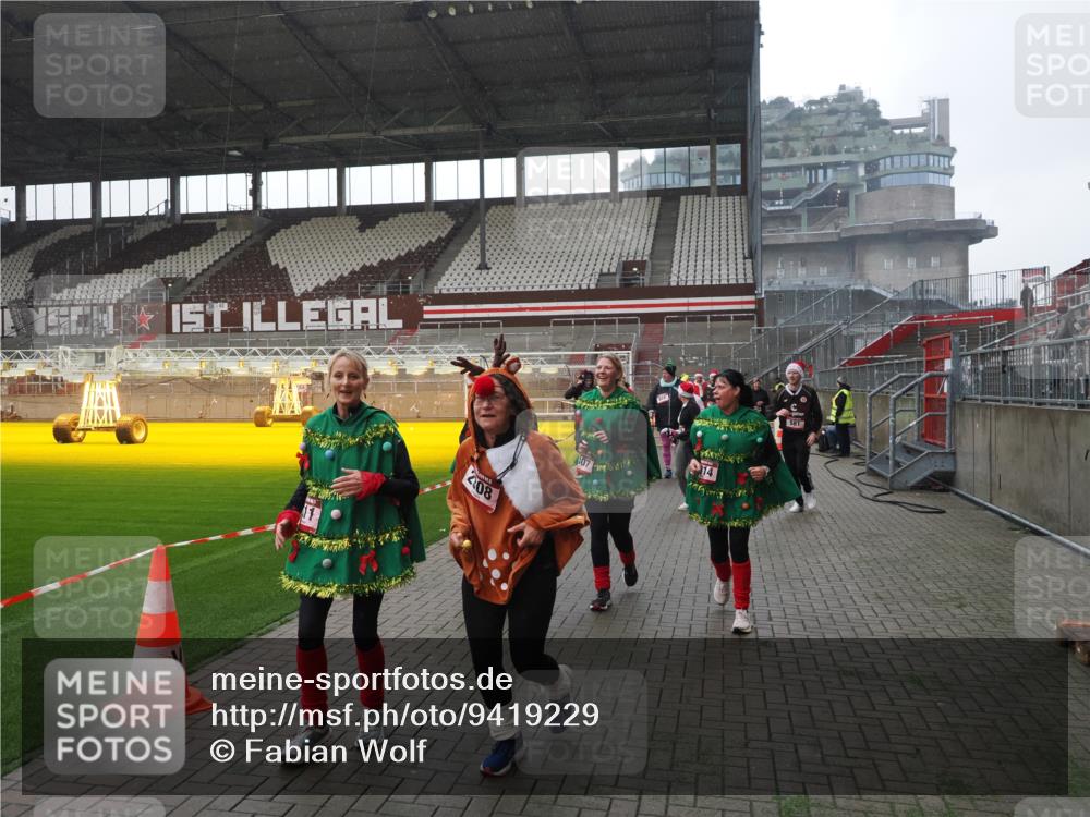 07.12.2025 - St. Pauli X-Mass-Run No. 15 Fabian Wolf http://msf.ph/oto/9419229 07.12.2025 11:30:52 Ziel 487, 539, 554, 579, 581, 848, 865, 870, 872, 2307, 2308, 2311, 2314, 2317, 2319, 2449, 2450, 2871, 3328 meine-sportfotos.de
