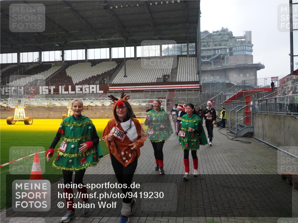 07.12.2025 - St. Pauli X-Mass-Run No. 15 Fabian Wolf http://msf.ph/oto/9419230 07.12.2025 11:30:52 Ziel 487, 539, 554, 579, 581, 848, 865, 870, 872, 2307, 2308, 2311, 2314, 2317, 2319, 2449, 2450, 2871, 3328 meine-sportfotos.de