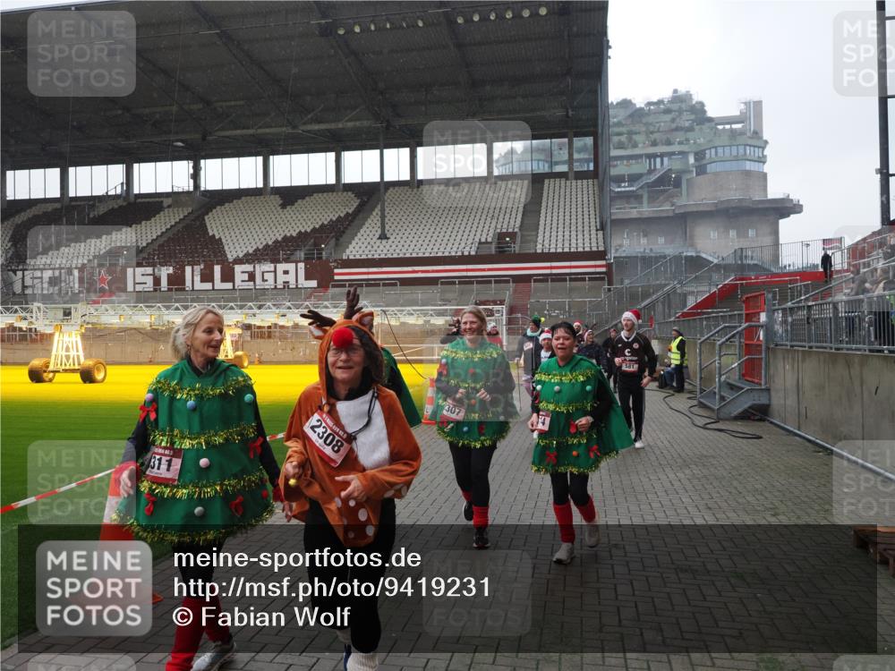 07.12.2025 - St. Pauli X-Mass-Run No. 15 Fabian Wolf http://msf.ph/oto/9419231 07.12.2025 11:30:52 Ziel 487, 539, 554, 579, 581, 848, 865, 870, 872, 2307, 2308, 2311, 2314, 2317, 2319, 2449, 2450, 2871, 3328 meine-sportfotos.de