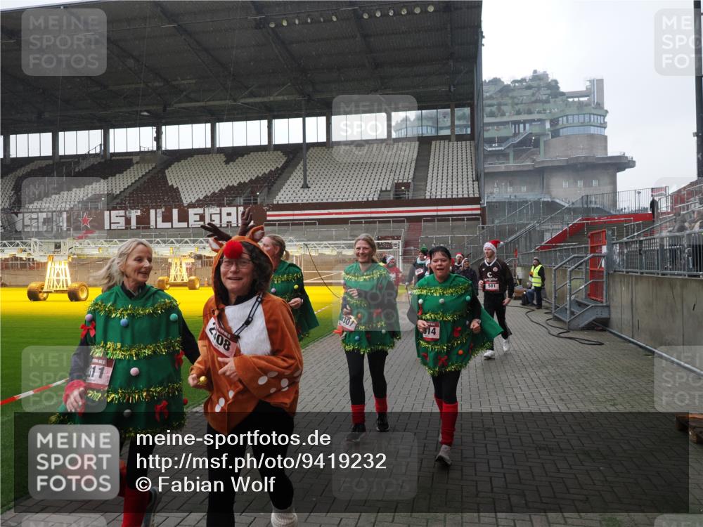 07.12.2025 - St. Pauli X-Mass-Run No. 15 Fabian Wolf http://msf.ph/oto/9419232 07.12.2025 11:30:52 Ziel 487, 539, 554, 579, 581, 848, 865, 870, 872, 2307, 2308, 2311, 2314, 2317, 2319, 2449, 2450, 2871, 3328 meine-sportfotos.de