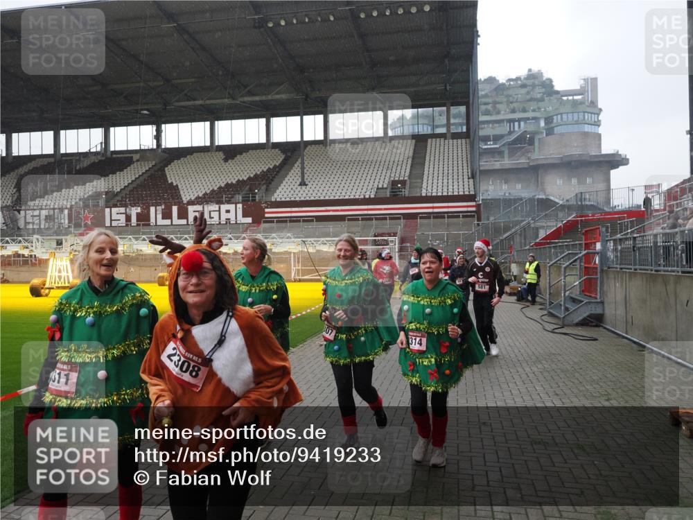 07.12.2025 - St. Pauli X-Mass-Run No. 15 Fabian Wolf http://msf.ph/oto/9419233 07.12.2025 11:30:52 Ziel 487, 539, 554, 579, 581, 848, 865, 870, 872, 2307, 2308, 2311, 2314, 2317, 2319, 2449, 2450, 2871, 3328 meine-sportfotos.de