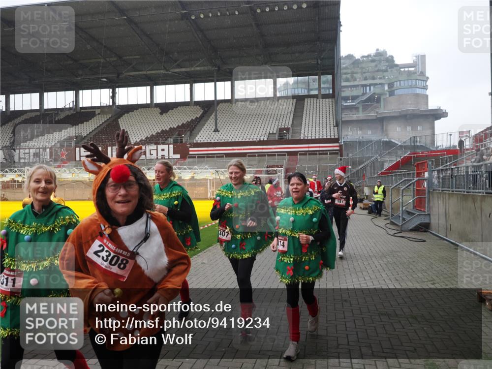 07.12.2025 - St. Pauli X-Mass-Run No. 15 Fabian Wolf http://msf.ph/oto/9419234 07.12.2025 11:30:53 Ziel 487, 539, 554, 579, 581, 848, 865, 870, 872, 1595, 2307, 2308, 2311, 2314, 2317, 2319, 2449, 2450, 2871, 3328 meine-sportfotos.de