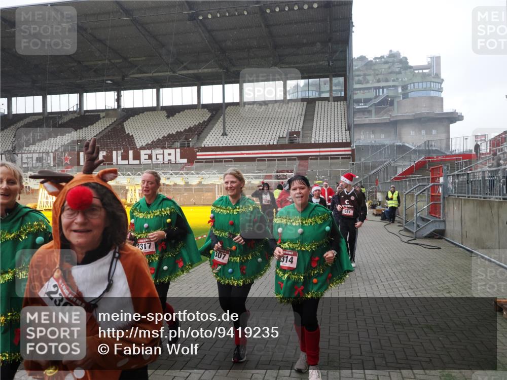 07.12.2025 - St. Pauli X-Mass-Run No. 15 Fabian Wolf http://msf.ph/oto/9419235 07.12.2025 11:30:53 Ziel 487, 539, 554, 579, 581, 848, 865, 870, 872, 1595, 2307, 2308, 2311, 2314, 2317, 2319, 2449, 2450, 2871, 3328 meine-sportfotos.de