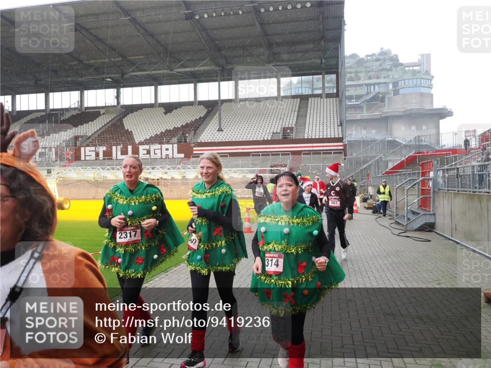 07.12.2025 - St. Pauli X-Mass-Run No. 15 Fabian Wolf http://msf.ph/oto/9419236 07.12.2025 11:30:53 Ziel 487, 539, 554, 579, 581, 848, 865, 870, 872, 1595, 2307, 2308, 2311, 2314, 2317, 2319, 2449, 2450, 2871, 3328 meine-sportfotos.de
