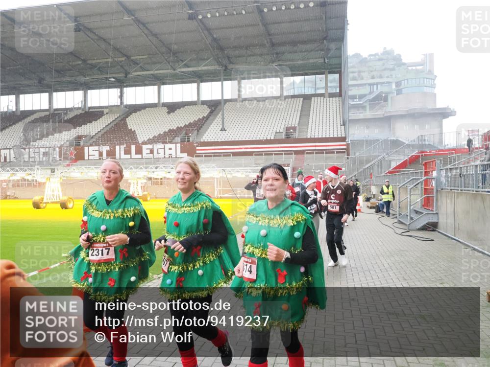 07.12.2025 - St. Pauli X-Mass-Run No. 15 Fabian Wolf http://msf.ph/oto/9419237 07.12.2025 11:30:53 Ziel 487, 539, 554, 579, 581, 848, 865, 870, 872, 1595, 2307, 2308, 2311, 2314, 2317, 2319, 2449, 2450, 2871, 3328 meine-sportfotos.de