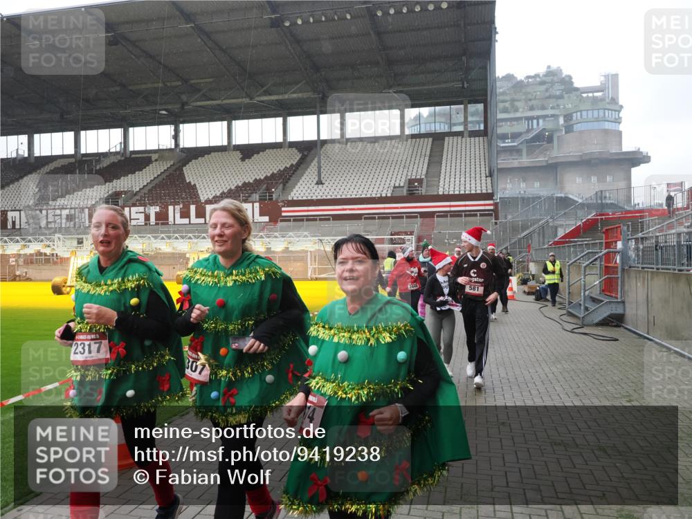 07.12.2025 - St. Pauli X-Mass-Run No. 15 Fabian Wolf http://msf.ph/oto/9419238 07.12.2025 11:30:53 Ziel 487, 539, 554, 579, 581, 848, 865, 870, 872, 1595, 2307, 2308, 2311, 2314, 2317, 2319, 2449, 2450, 2871, 3328 meine-sportfotos.de