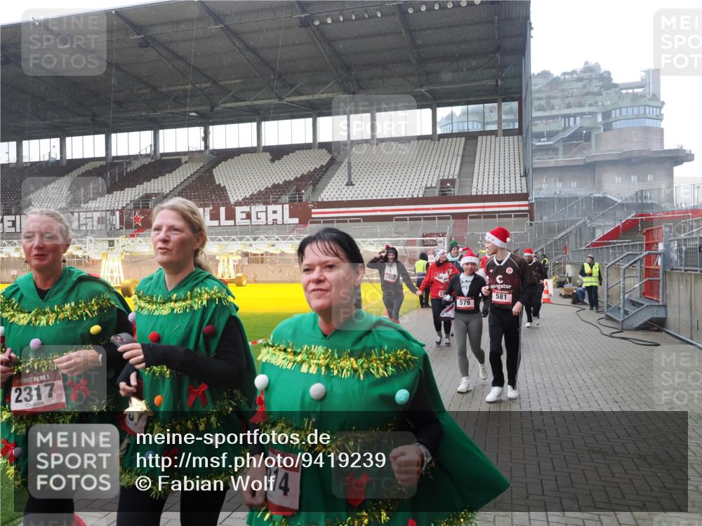 07.12.2025 - St. Pauli X-Mass-Run No. 15 Fabian Wolf http://msf.ph/oto/9419239 07.12.2025 11:30:54 Ziel 487, 539, 554, 579, 581, 848, 865, 870, 872, 1595, 2307, 2308, 2311, 2314, 2317, 2319, 2449, 2450, 2871, 3328 meine-sportfotos.de