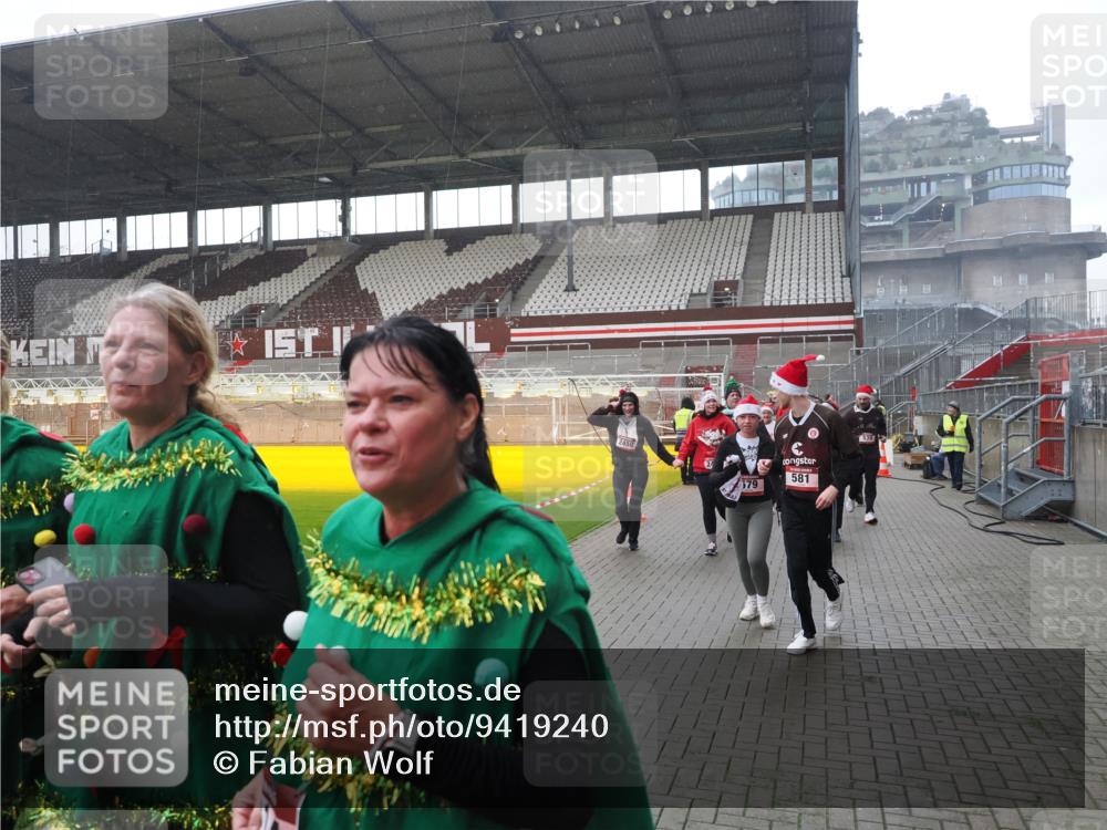 07.12.2025 - St. Pauli X-Mass-Run No. 15 Fabian Wolf http://msf.ph/oto/9419240 07.12.2025 11:30:54 Ziel 487, 539, 554, 579, 581, 848, 865, 870, 872, 1595, 2307, 2308, 2311, 2314, 2317, 2319, 2449, 2450, 2871, 3328 meine-sportfotos.de