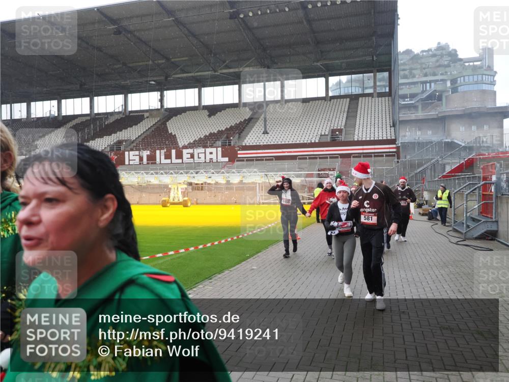 07.12.2025 - St. Pauli X-Mass-Run No. 15 Fabian Wolf http://msf.ph/oto/9419241 07.12.2025 11:30:54 Ziel 487, 539, 554, 579, 581, 848, 865, 870, 872, 1595, 2307, 2308, 2311, 2314, 2317, 2319, 2449, 2450, 2871, 3328 meine-sportfotos.de