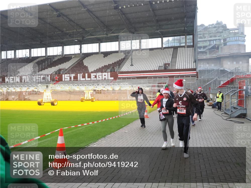 07.12.2025 - St. Pauli X-Mass-Run No. 15 Fabian Wolf http://msf.ph/oto/9419242 07.12.2025 11:30:54 Ziel 487, 539, 554, 579, 581, 848, 865, 870, 872, 1595, 2307, 2308, 2311, 2314, 2317, 2319, 2449, 2450, 2871, 3328 meine-sportfotos.de