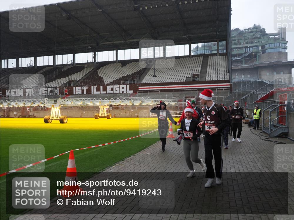 07.12.2025 - St. Pauli X-Mass-Run No. 15 Fabian Wolf http://msf.ph/oto/9419243 07.12.2025 11:30:54 Ziel 487, 539, 554, 579, 581, 848, 865, 870, 872, 1595, 2307, 2308, 2311, 2314, 2317, 2319, 2449, 2450, 2871, 3328 meine-sportfotos.de