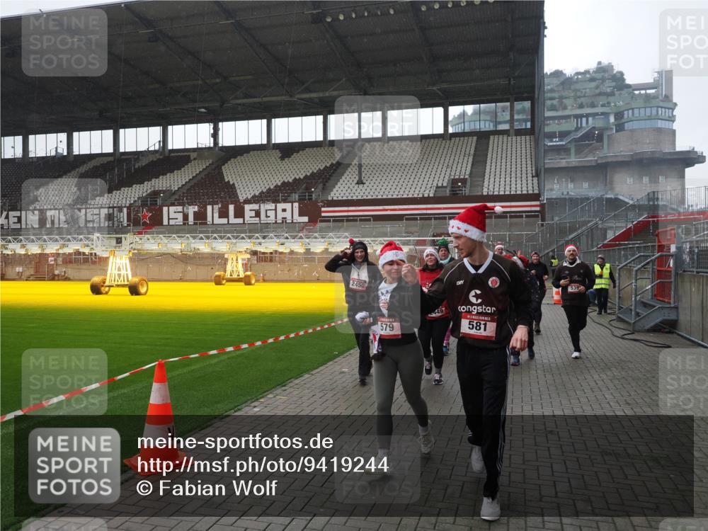 07.12.2025 - St. Pauli X-Mass-Run No. 15 Fabian Wolf http://msf.ph/oto/9419244 07.12.2025 11:30:55 Ziel 487, 539, 554, 579, 581, 848, 870, 872, 1595, 2307, 2308, 2311, 2314, 2317, 2319, 2449, 2450, 3328 meine-sportfotos.de