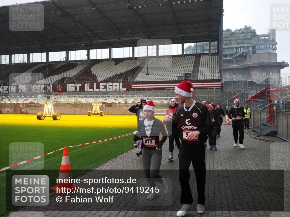 07.12.2025 - St. Pauli X-Mass-Run No. 15 Fabian Wolf http://msf.ph/oto/9419245 07.12.2025 11:30:55 Ziel 487, 539, 554, 579, 581, 848, 870, 872, 1595, 2307, 2308, 2311, 2314, 2317, 2319, 2449, 2450, 3328 meine-sportfotos.de