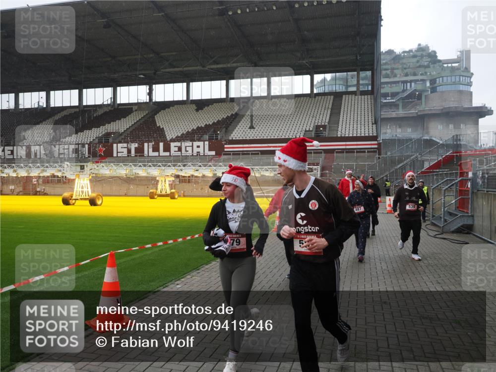 07.12.2025 - St. Pauli X-Mass-Run No. 15 Fabian Wolf http://msf.ph/oto/9419246 07.12.2025 11:30:55 Ziel 487, 539, 554, 579, 581, 848, 870, 872, 1595, 2307, 2308, 2311, 2314, 2317, 2319, 2449, 2450, 3328 meine-sportfotos.de