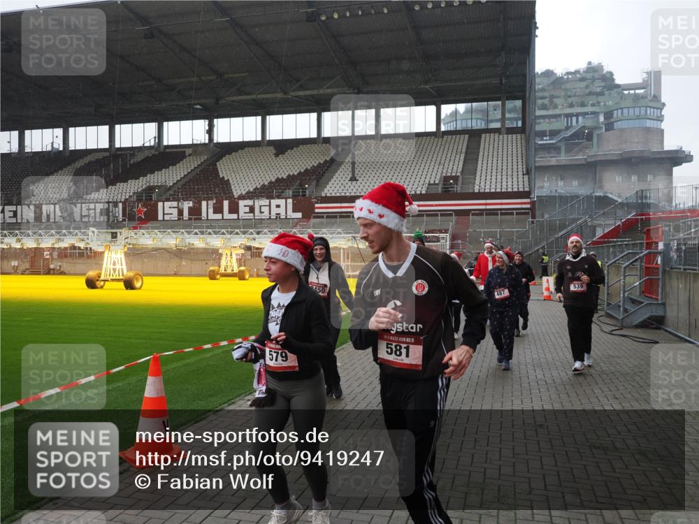 07.12.2025 - St. Pauli X-Mass-Run No. 15 Fabian Wolf http://msf.ph/oto/9419247 07.12.2025 11:30:56 Ziel 203, 487, 539, 554, 579, 581, 848, 872, 1595, 2307, 2308, 2311, 2314, 2317, 2319, 2449, 2450, 3328 meine-sportfotos.de