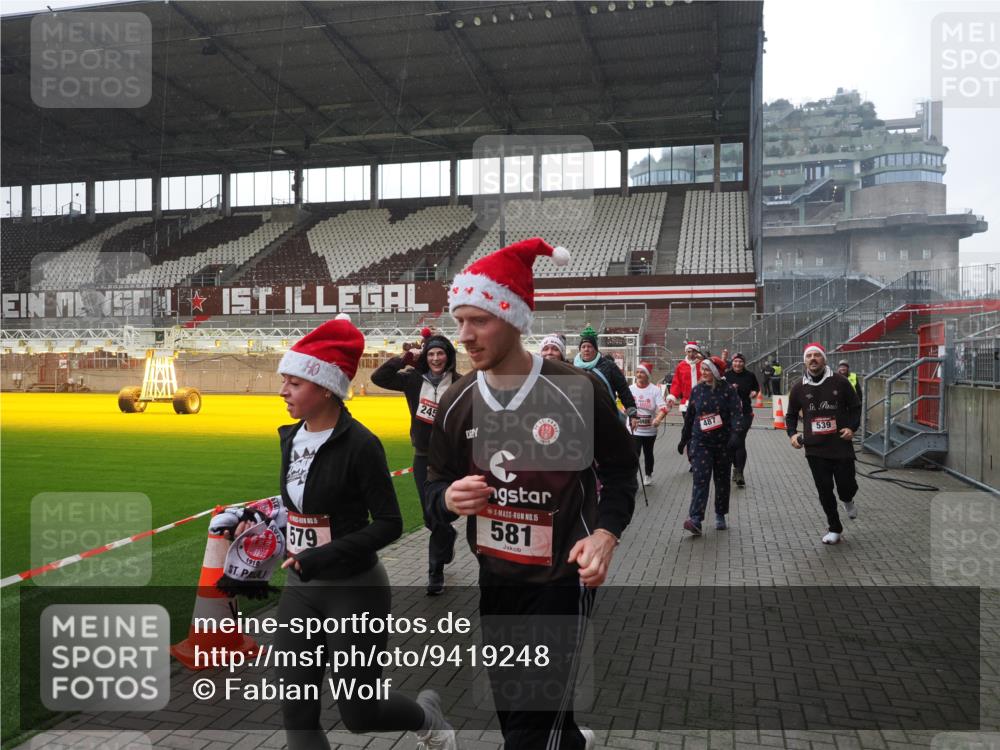 07.12.2025 - St. Pauli X-Mass-Run No. 15 Fabian Wolf http://msf.ph/oto/9419248 07.12.2025 11:30:56 Ziel 203, 487, 539, 554, 579, 581, 848, 872, 1595, 2307, 2308, 2311, 2314, 2317, 2319, 2449, 2450, 3328 meine-sportfotos.de
