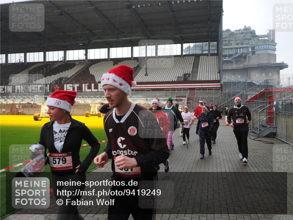 07.12.2025 - St. Pauli X-Mass-Run No. 15 Fabian Wolf http://msf.ph/oto/9419249 07.12.2025 11:30:56 Ziel 203, 487, 539, 554, 579, 581, 848, 872, 1595, 2307, 2308, 2311, 2314, 2317, 2319, 2449, 2450, 3328 meine-sportfotos.de