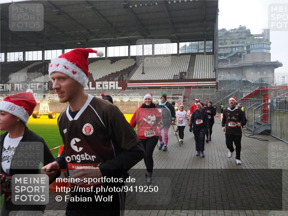 07.12.2025 - St. Pauli X-Mass-Run No. 15 Fabian Wolf http://msf.ph/oto/9419250 07.12.2025 11:30:56 Ziel 203, 487, 539, 554, 579, 581, 848, 872, 1595, 2307, 2308, 2311, 2314, 2317, 2319, 2449, 2450, 3328 meine-sportfotos.de