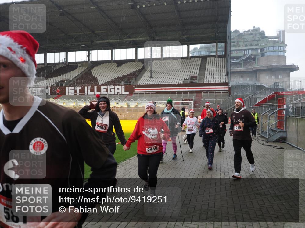 07.12.2025 - St. Pauli X-Mass-Run No. 15 Fabian Wolf http://msf.ph/oto/9419251 07.12.2025 11:30:56 Ziel 203, 487, 539, 554, 579, 581, 848, 872, 1595, 2307, 2308, 2311, 2314, 2317, 2319, 2449, 2450, 3328 meine-sportfotos.de