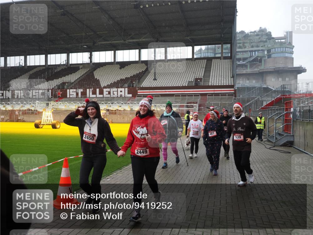 07.12.2025 - St. Pauli X-Mass-Run No. 15 Fabian Wolf http://msf.ph/oto/9419252 07.12.2025 11:30:57 Ziel 203, 487, 539, 554, 579, 581, 848, 1595, 2307, 2308, 2311, 2314, 2317, 2449, 2450, 3328 meine-sportfotos.de