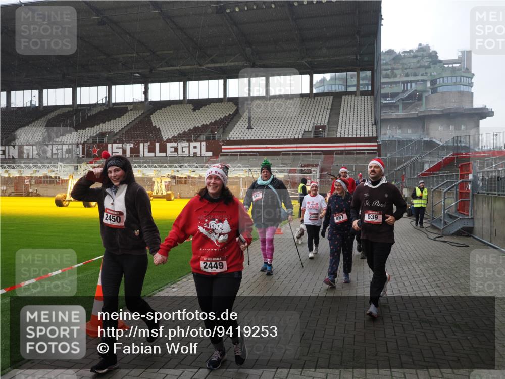 07.12.2025 - St. Pauli X-Mass-Run No. 15 Fabian Wolf http://msf.ph/oto/9419253 07.12.2025 11:30:57 Ziel 203, 487, 539, 554, 579, 581, 848, 1595, 2307, 2308, 2311, 2314, 2317, 2449, 2450, 3328 meine-sportfotos.de