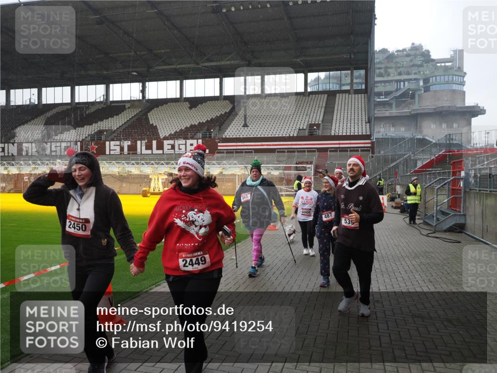 07.12.2025 - St. Pauli X-Mass-Run No. 15 Fabian Wolf http://msf.ph/oto/9419254 07.12.2025 11:30:57 Ziel 203, 487, 539, 554, 579, 581, 848, 1595, 2307, 2308, 2311, 2314, 2317, 2449, 2450, 3328 meine-sportfotos.de