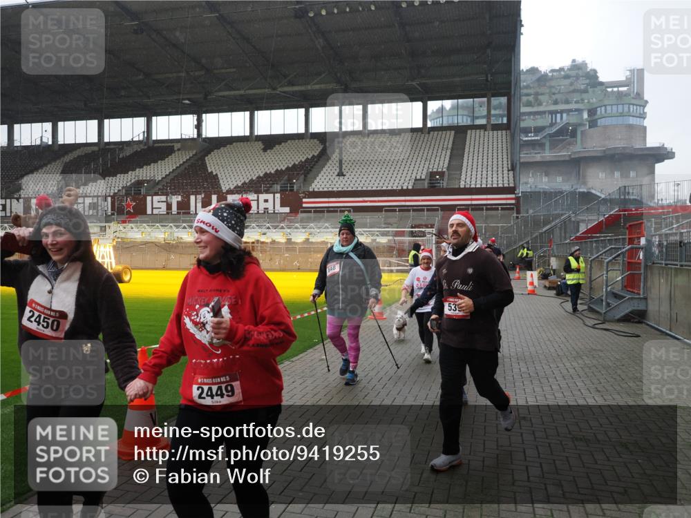 07.12.2025 - St. Pauli X-Mass-Run No. 15 Fabian Wolf http://msf.ph/oto/9419255 07.12.2025 11:30:57 Ziel 203, 487, 539, 554, 579, 581, 848, 1595, 2307, 2308, 2311, 2314, 2317, 2449, 2450, 3328 meine-sportfotos.de