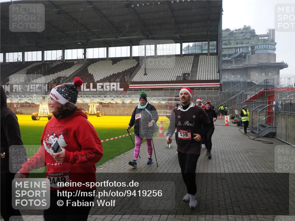07.12.2025 - St. Pauli X-Mass-Run No. 15 Fabian Wolf http://msf.ph/oto/9419256 07.12.2025 11:30:57 Ziel 203, 487, 539, 554, 579, 581, 848, 1595, 2307, 2308, 2311, 2314, 2317, 2449, 2450, 3328 meine-sportfotos.de