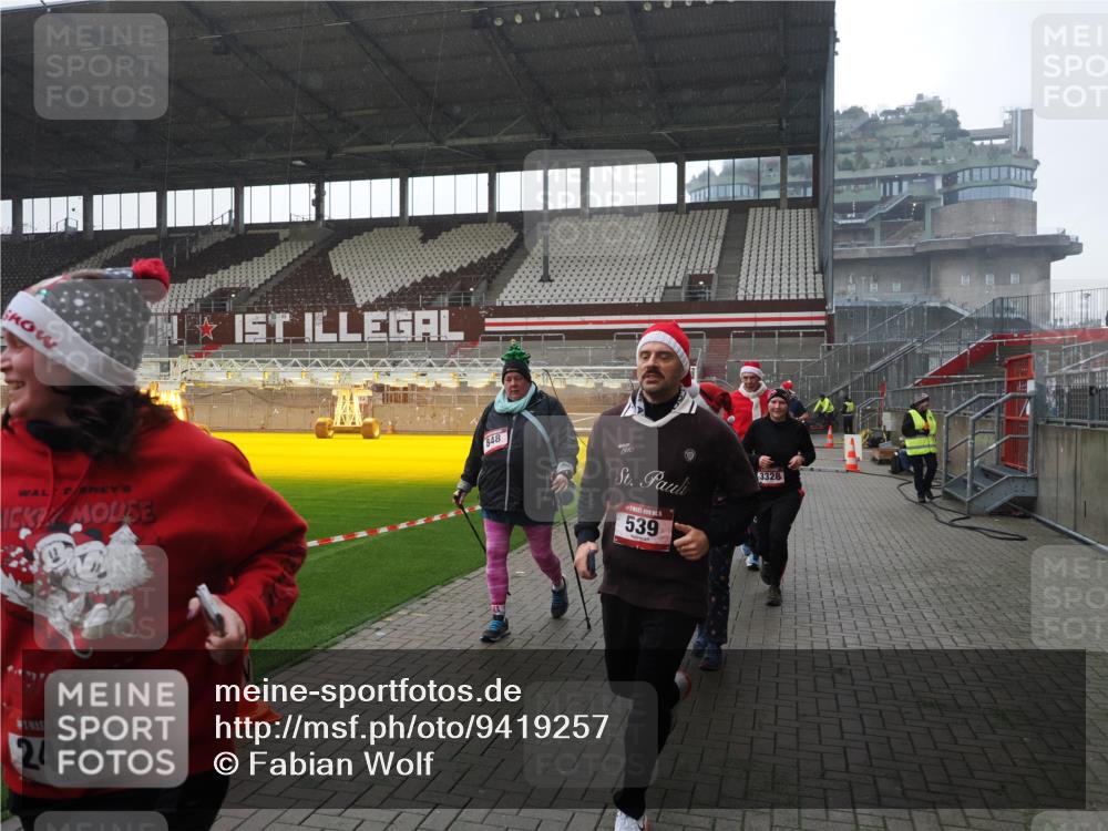 07.12.2025 - St. Pauli X-Mass-Run No. 15 Fabian Wolf http://msf.ph/oto/9419257 07.12.2025 11:30:58 Ziel 203, 487, 539, 554, 579, 581, 848, 1595, 2307, 2308, 2311, 2314, 2317, 2449, 2450, 3328 meine-sportfotos.de