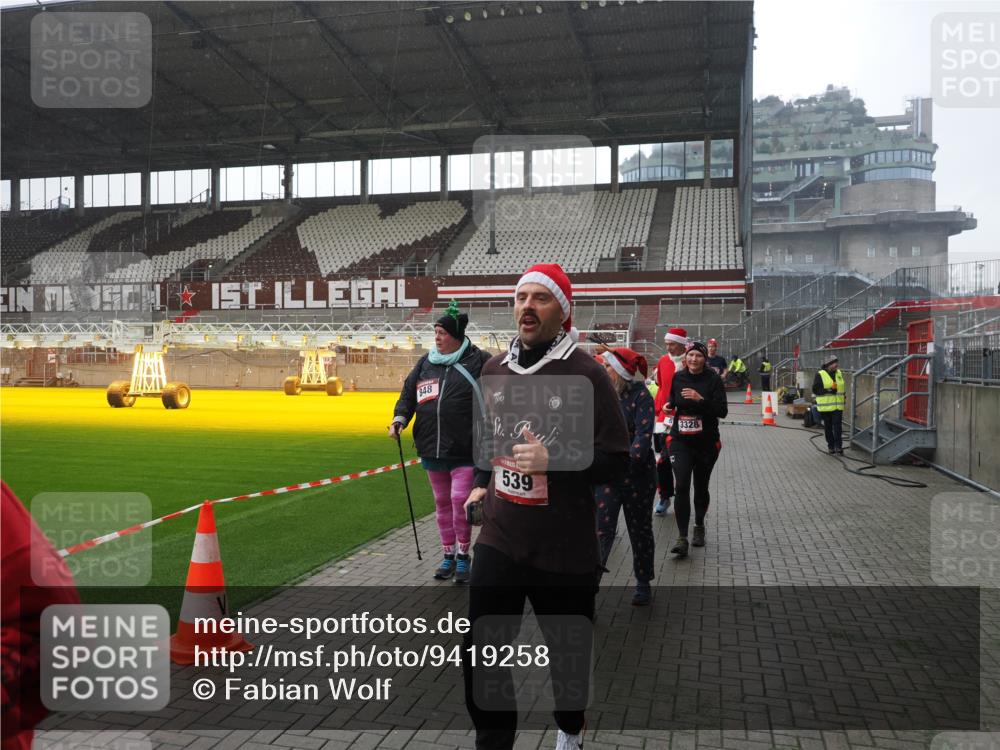 07.12.2025 - St. Pauli X-Mass-Run No. 15 Fabian Wolf http://msf.ph/oto/9419258 07.12.2025 11:30:58 Ziel 203, 487, 539, 554, 579, 581, 848, 1595, 2307, 2308, 2311, 2314, 2317, 2449, 2450, 3328 meine-sportfotos.de