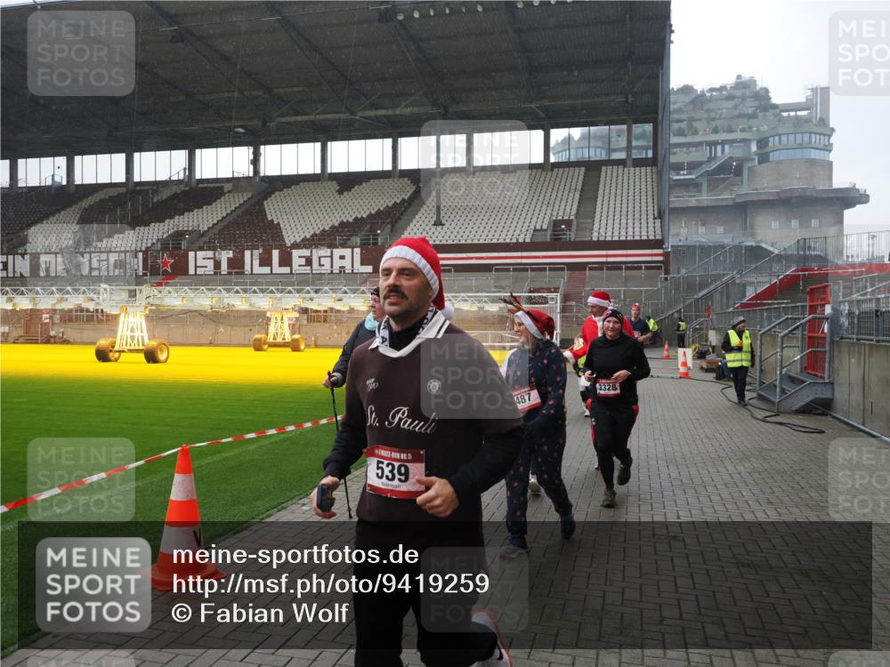 07.12.2025 - St. Pauli X-Mass-Run No. 15 Fabian Wolf http://msf.ph/oto/9419259 07.12.2025 11:30:58 Ziel 203, 487, 539, 554, 579, 581, 848, 1595, 2307, 2308, 2311, 2314, 2317, 2449, 2450, 3328 meine-sportfotos.de