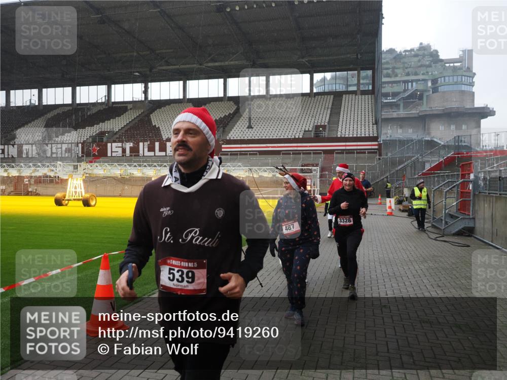07.12.2025 - St. Pauli X-Mass-Run No. 15 Fabian Wolf http://msf.ph/oto/9419260 07.12.2025 11:30:58 Ziel 203, 487, 539, 554, 579, 581, 848, 1595, 2307, 2308, 2311, 2314, 2317, 2449, 2450, 3328 meine-sportfotos.de