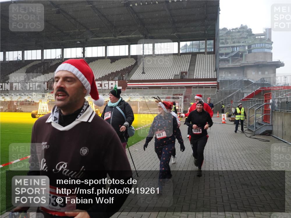 07.12.2025 - St. Pauli X-Mass-Run No. 15 Fabian Wolf http://msf.ph/oto/9419261 07.12.2025 11:30:58 Ziel 203, 487, 539, 554, 579, 581, 848, 1595, 2307, 2308, 2311, 2314, 2317, 2449, 2450, 3328 meine-sportfotos.de