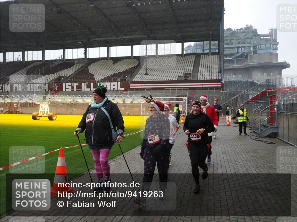 07.12.2025 - St. Pauli X-Mass-Run No. 15 Fabian Wolf http://msf.ph/oto/9419263 07.12.2025 11:30:59 Ziel 203, 329, 487, 539, 554, 579, 581, 848, 1595, 2307, 2308, 2311, 2314, 2317, 2449, 2450, 3328 meine-sportfotos.de