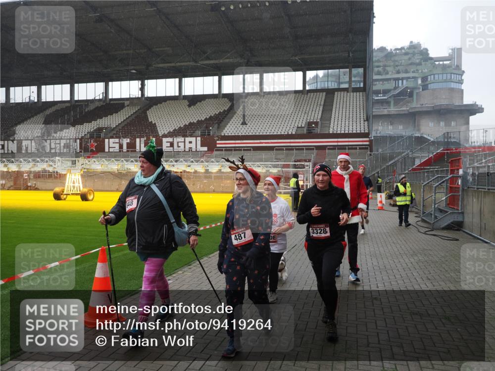 07.12.2025 - St. Pauli X-Mass-Run No. 15 Fabian Wolf http://msf.ph/oto/9419264 07.12.2025 11:30:59 Ziel 203, 329, 487, 539, 554, 579, 581, 848, 1595, 2307, 2308, 2311, 2314, 2317, 2449, 2450, 3328 meine-sportfotos.de