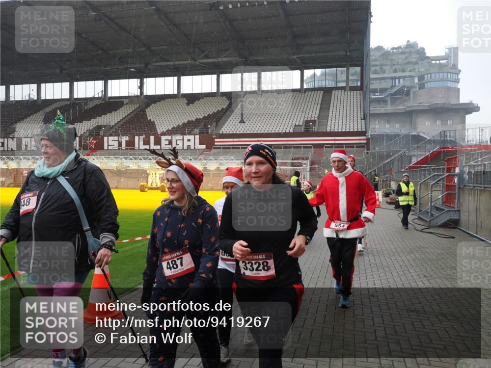 07.12.2025 - St. Pauli X-Mass-Run No. 15 Fabian Wolf http://msf.ph/oto/9419267 07.12.2025 11:31:00 Ziel 203, 329, 487, 539, 554, 579, 581, 848, 1595, 2307, 2308, 2311, 2314, 2317, 2449, 2450, 3328 meine-sportfotos.de