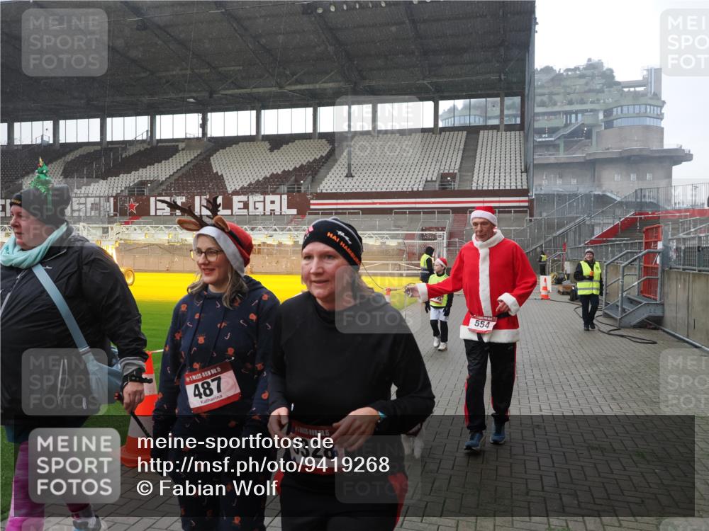 07.12.2025 - St. Pauli X-Mass-Run No. 15 Fabian Wolf http://msf.ph/oto/9419268 07.12.2025 11:31:00 Ziel 203, 329, 487, 539, 554, 579, 581, 848, 1595, 2307, 2308, 2311, 2314, 2317, 2449, 2450, 3328 meine-sportfotos.de