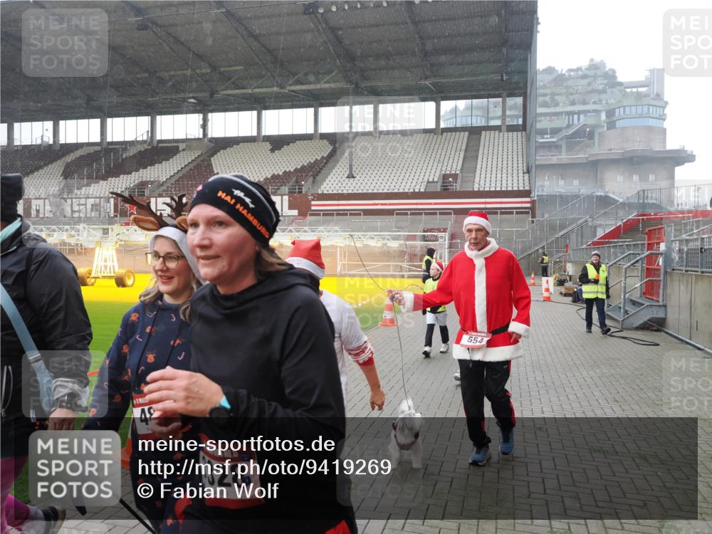 07.12.2025 - St. Pauli X-Mass-Run No. 15 Fabian Wolf http://msf.ph/oto/9419269 07.12.2025 11:31:00 Ziel 203, 329, 487, 539, 554, 579, 581, 848, 1595, 2307, 2308, 2311, 2314, 2317, 2449, 2450, 3328 meine-sportfotos.de