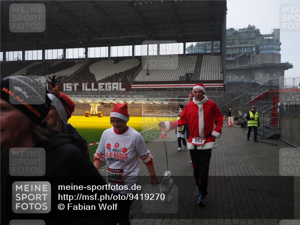 07.12.2025 - St. Pauli X-Mass-Run No. 15 Fabian Wolf http://msf.ph/oto/9419270 07.12.2025 11:31:00 Ziel 203, 329, 487, 539, 554, 579, 581, 848, 1595, 2307, 2308, 2311, 2314, 2317, 2449, 2450, 3328 meine-sportfotos.de