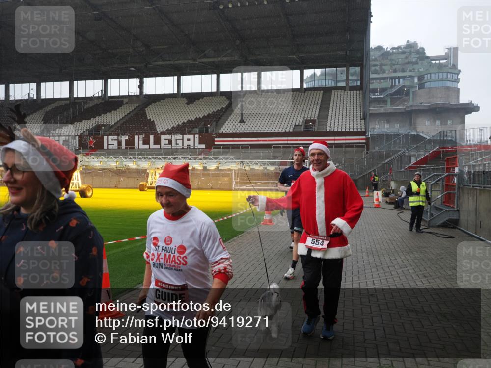 07.12.2025 - St. Pauli X-Mass-Run No. 15 Fabian Wolf http://msf.ph/oto/9419271 07.12.2025 11:31:01 Ziel 203, 329, 487, 539, 554, 579, 581, 848, 1595, 2307, 2311, 2314, 2317, 2449, 2450, 3328 meine-sportfotos.de