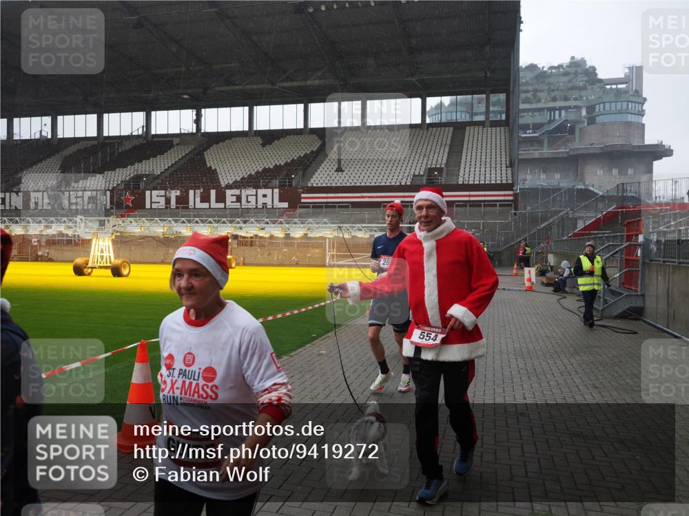 07.12.2025 - St. Pauli X-Mass-Run No. 15 Fabian Wolf http://msf.ph/oto/9419272 07.12.2025 11:31:01 Ziel 203, 329, 487, 539, 554, 579, 581, 848, 1595, 2307, 2311, 2314, 2317, 2449, 2450, 3328 meine-sportfotos.de