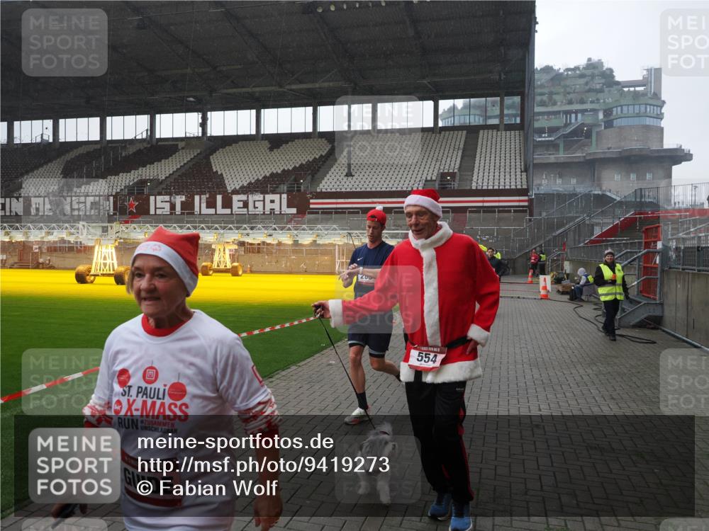 07.12.2025 - St. Pauli X-Mass-Run No. 15 Fabian Wolf http://msf.ph/oto/9419273 07.12.2025 11:31:01 Ziel 203, 329, 487, 539, 554, 579, 581, 848, 1595, 2307, 2311, 2314, 2317, 2449, 2450, 3328 meine-sportfotos.de