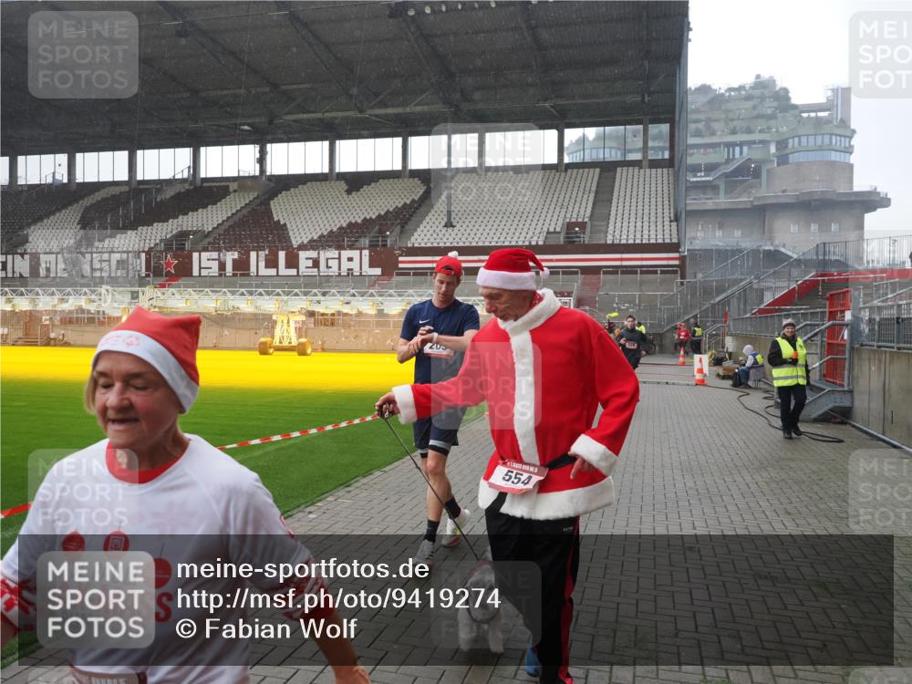 07.12.2025 - St. Pauli X-Mass-Run No. 15 Fabian Wolf http://msf.ph/oto/9419274 07.12.2025 11:31:01 Ziel 203, 329, 487, 539, 554, 579, 581, 848, 1595, 2307, 2311, 2314, 2317, 2449, 2450, 3328 meine-sportfotos.de