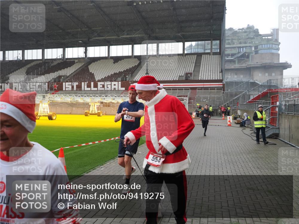 07.12.2025 - St. Pauli X-Mass-Run No. 15 Fabian Wolf http://msf.ph/oto/9419275 07.12.2025 11:31:01 Ziel 203, 329, 487, 539, 554, 579, 581, 848, 1595, 2307, 2311, 2314, 2317, 2449, 2450, 3328 meine-sportfotos.de